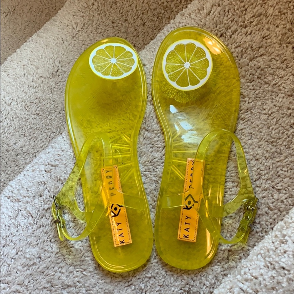 KATY PERRY GELI SANDALS!